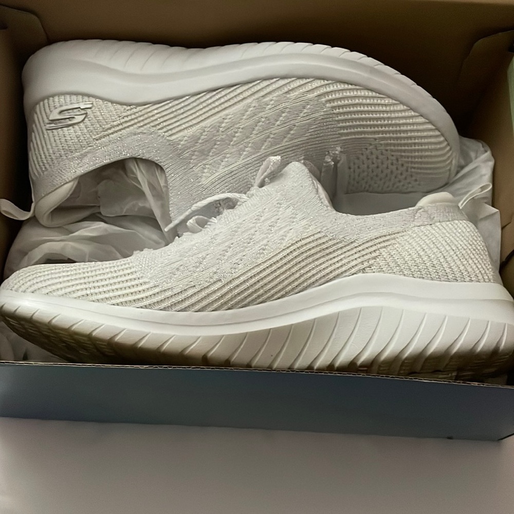 Skechers white air-cooled memory foam stretch fit size.    8 1/2